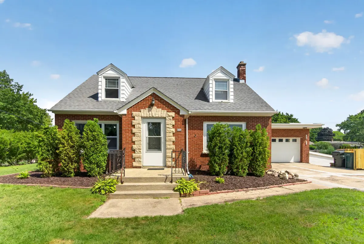 606 E Decorah Rd, West Bend, WI 53095 - #1