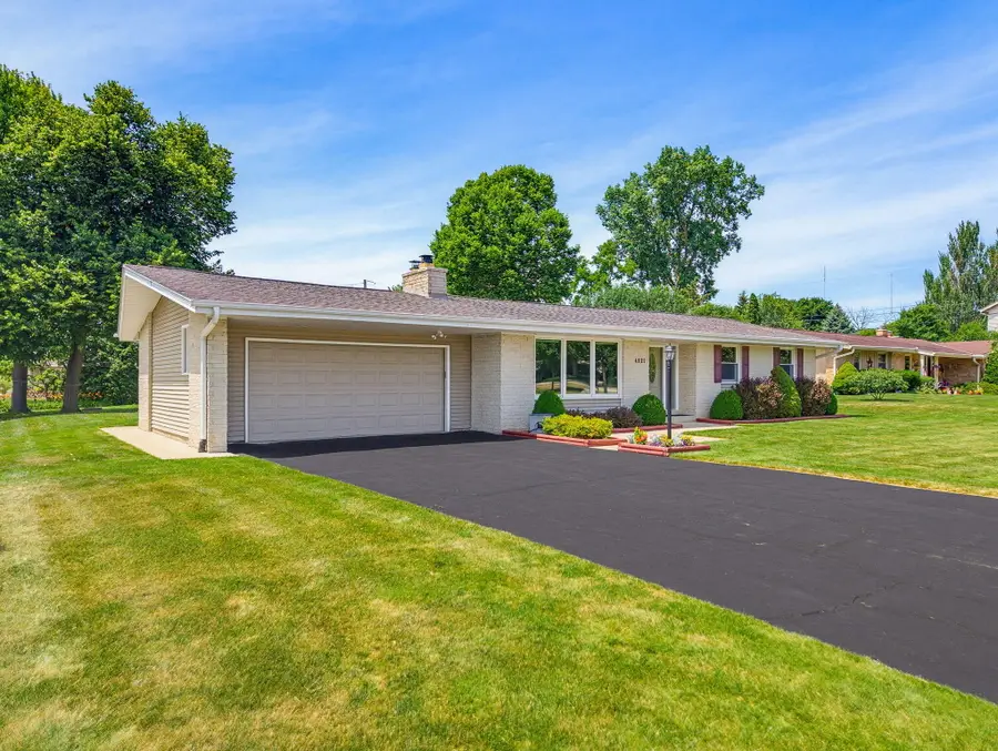 4921 S 123rd St, Greenfield, WI 53228 - #2