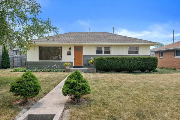 9417 W Schlinger Ave, West Allis, WI 53214