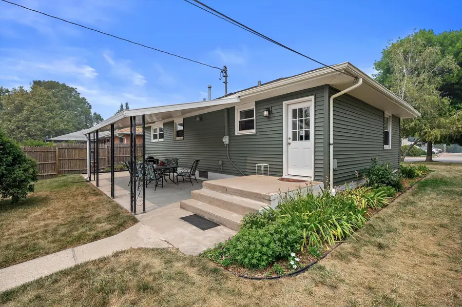 9417 W Schlinger Ave, West Allis, WI 53214 - #2