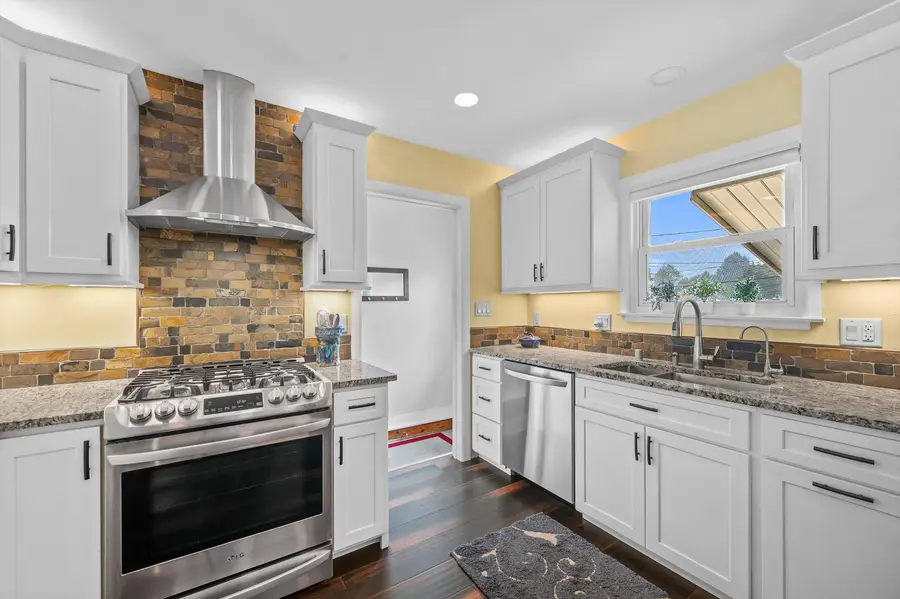 9417 W Schlinger Ave, West Allis, WI 53214 - #3