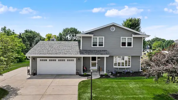 3269 E Carollton Dr, Oak Creek, WI 53154