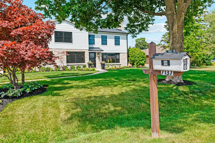 7137 N Santa Monica Blvd, Fox Point, WI 53217 - #2