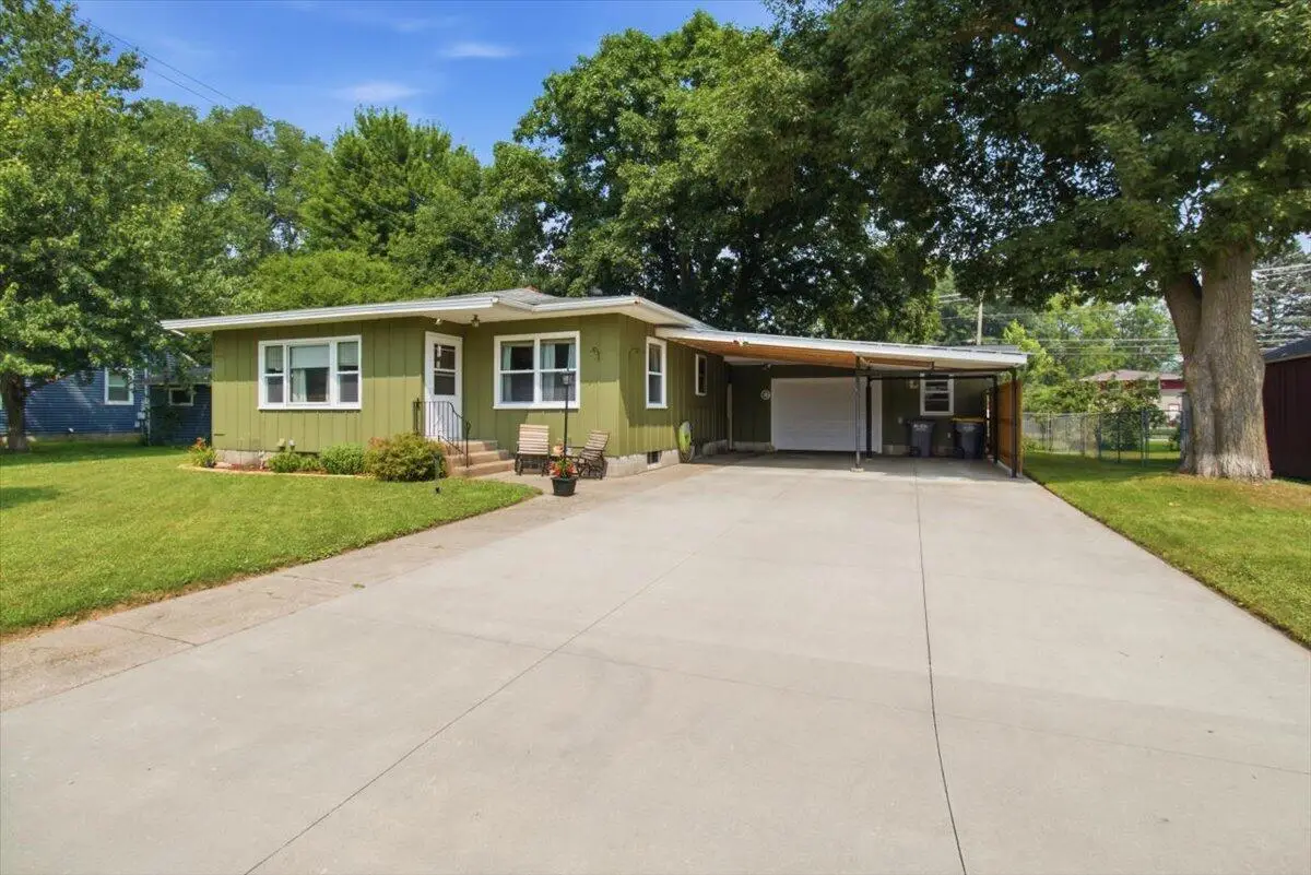 611 1st Ave E, Holmen, WI 54636 - #1