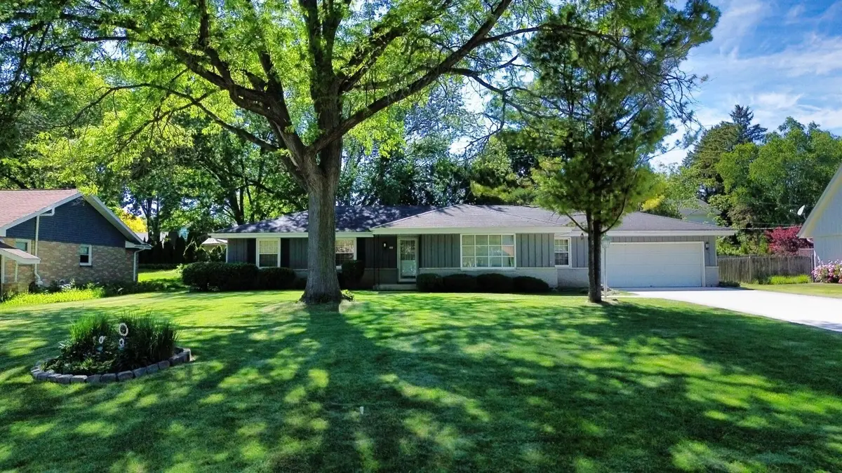 521 Alta Loma Dr, Thiensville, WI 53092 - #1