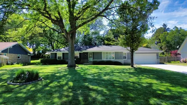 521 Alta Loma Dr, Thiensville, WI 53092