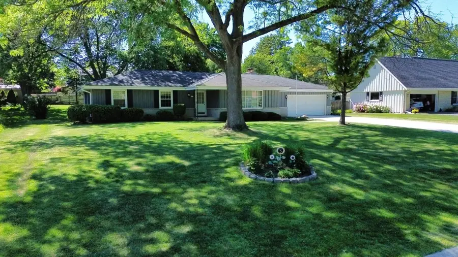521 Alta Loma Dr, Thiensville, WI 53092 - #3