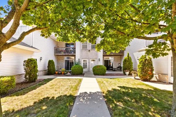 6200 S Creekside Dr, Cudahy, WI 53110