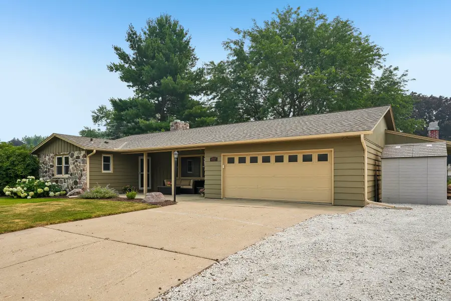677 Tulip Ct, Oconomowoc, WI 53066 - #2