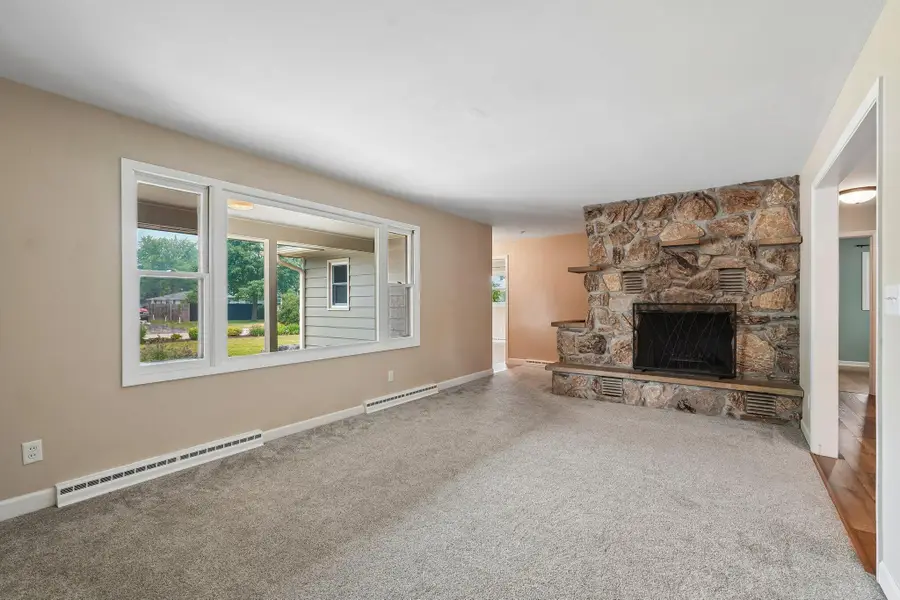 677 Tulip Ct, Oconomowoc, WI 53066 - #3