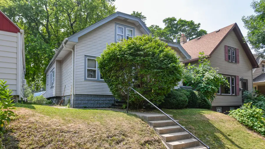 1901 E Hillcrest Ave, Milwaukee, WI 53207 - #3