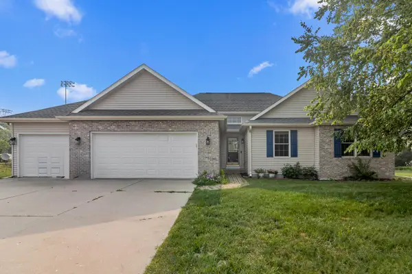 252 Cotton Grass Ln, Walworth, WI 53184