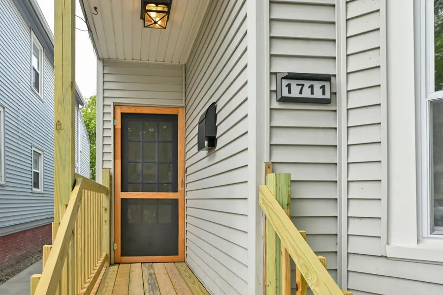 1711 N Astor St, Milwaukee, WI 53202 - #3