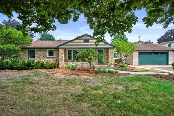 8224 N Whitney Rd, Fox Point, WI 53217