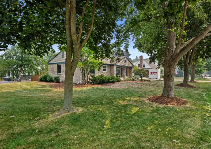 8224 N Whitney Rd, Fox Point, WI 53217 - #3