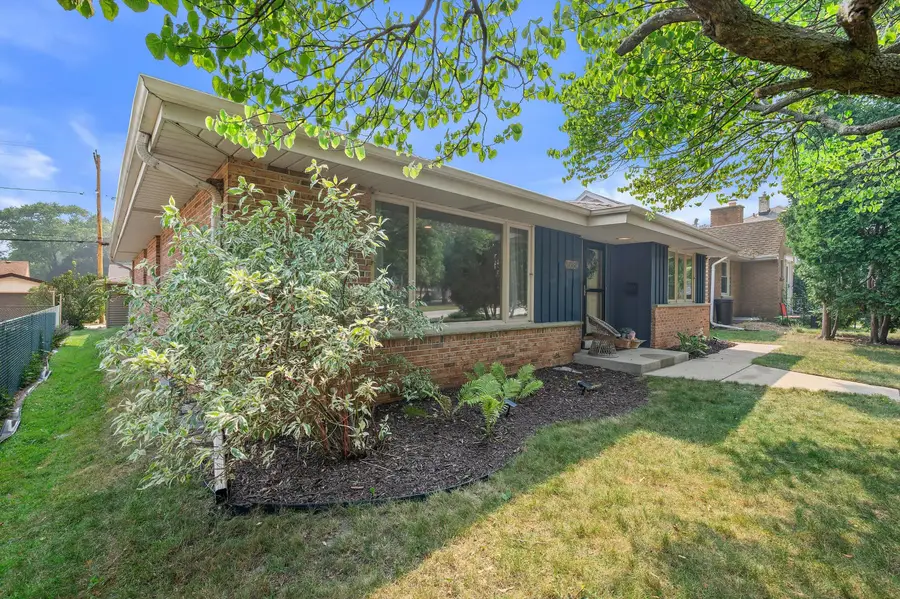 5684 N Milwaukee River Pkwy, Glendale, WI 53209 - #2