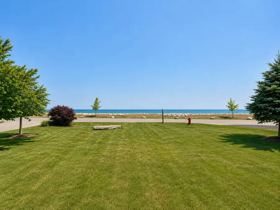 7515 N Beach Dr, Fox Point, WI 53217 - #2
