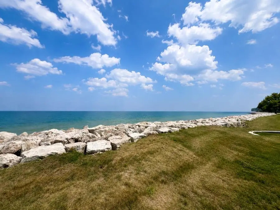 7515 N Beach Dr, Fox Point, WI 53217 - #3