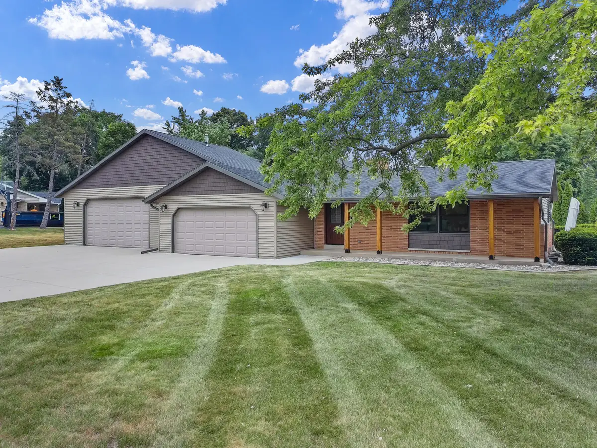 4450 S Hearthside Dr, New Berlin, WI 53151 - #1