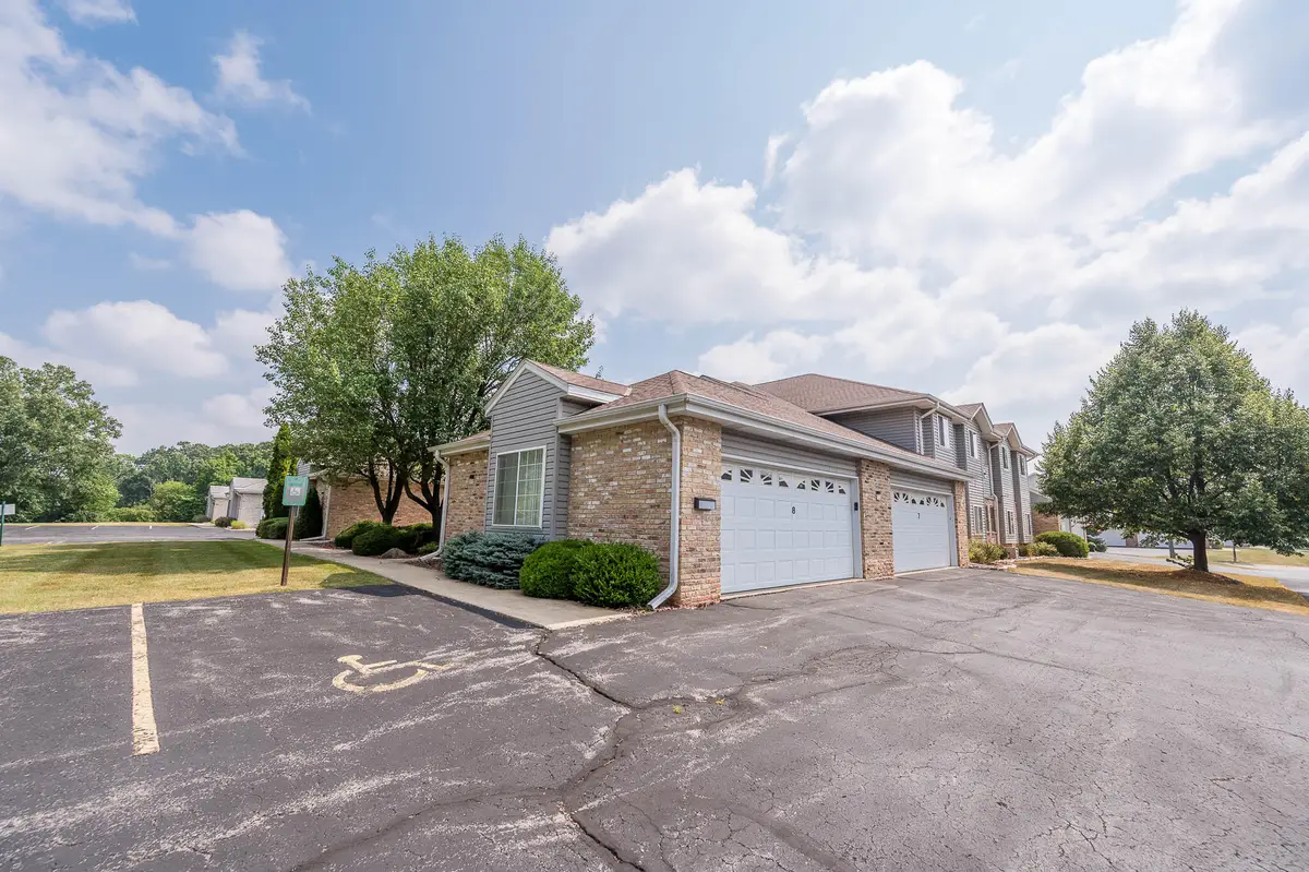 9131 S Aspen Dr, Oak Creek, WI 53154 - #1