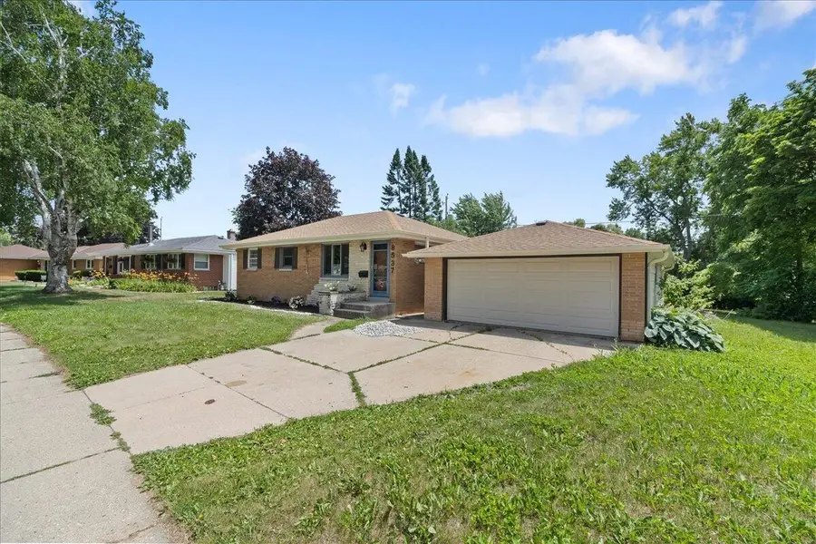 8537 W Denver Ave, Milwaukee, WI 53224 - #2
