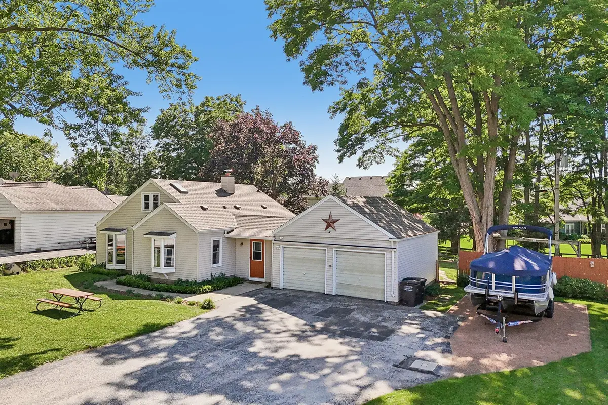 W272N2593 Apple Tree Ln, Pewaukee, WI 53072 - #1