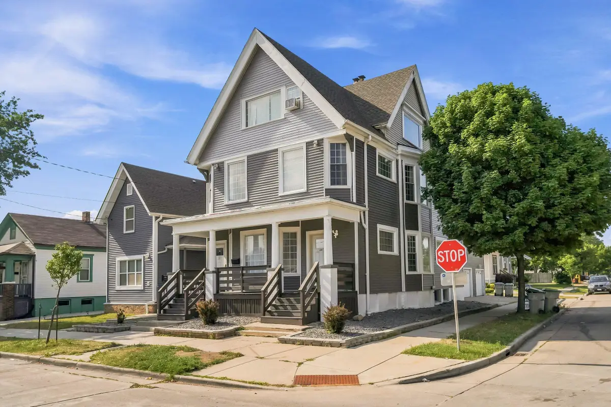 600 W Garfield Ave, Milwaukee, WI 53212 - #1