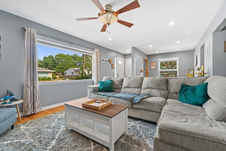 3667 S Sunset Dr, Milwaukee, WI 53220 - #2