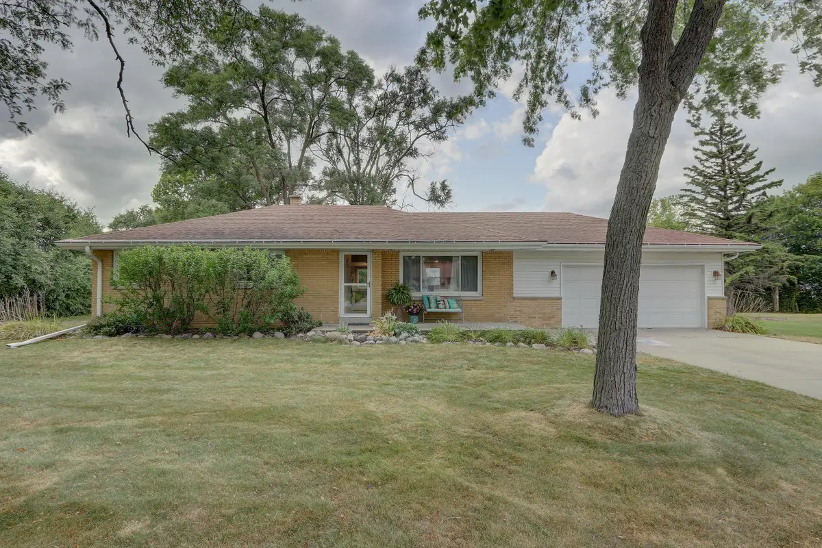 15728 W Robin Rd, New Berlin, WI 53151 - #1