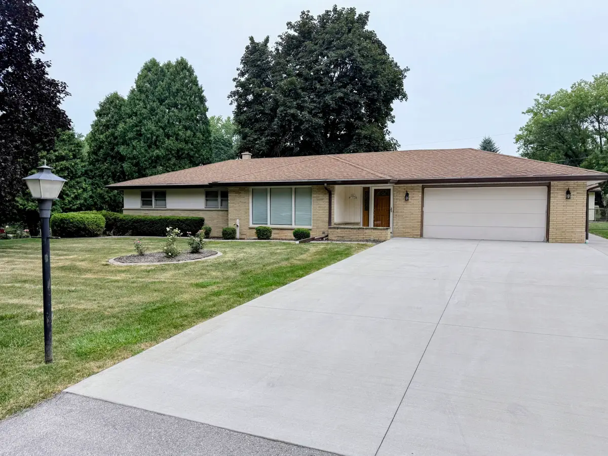 N81W15328 Hilltop Dr, Menomonee Falls, WI 53051 - #1