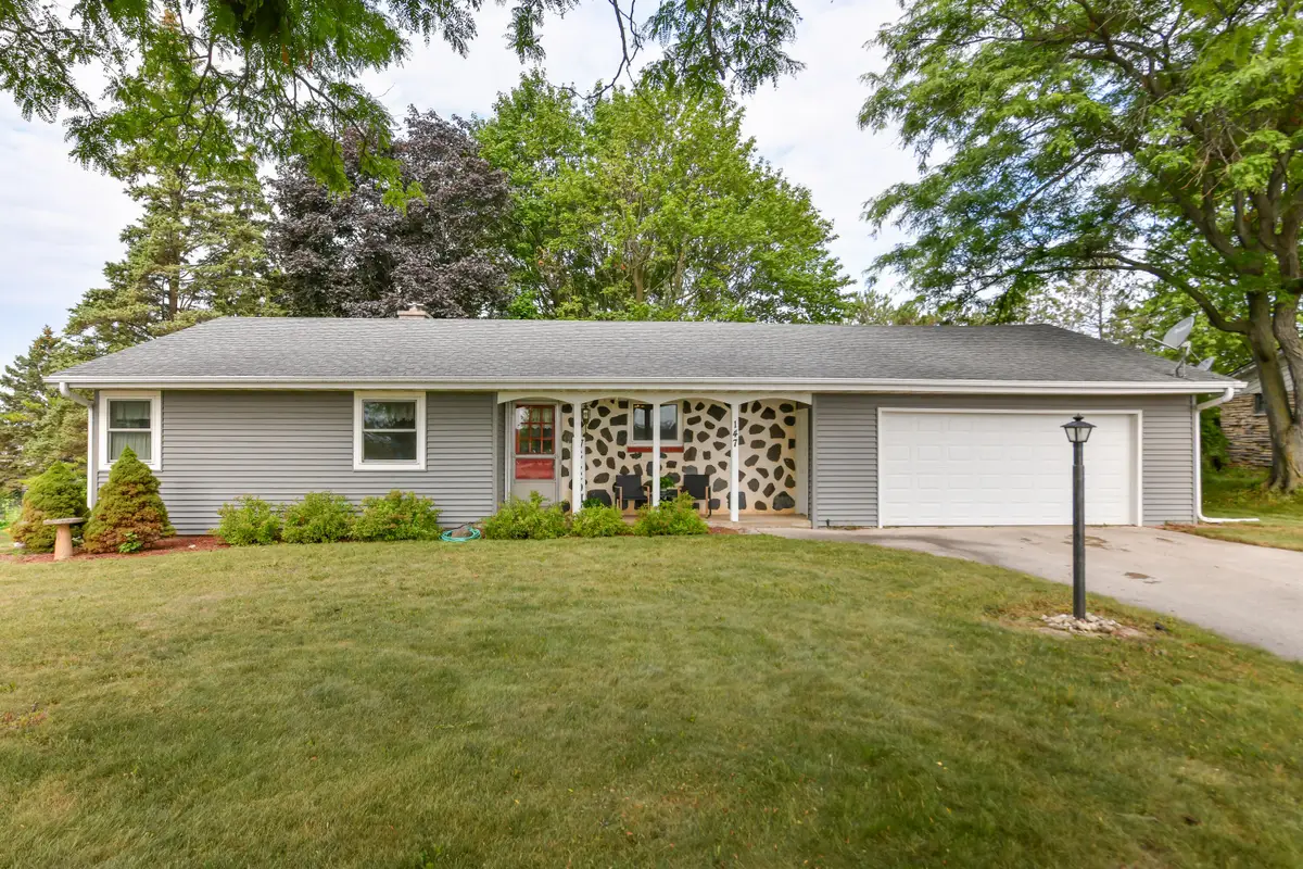 147 Hilldale Dr, Hartford, WI 53027 - #1