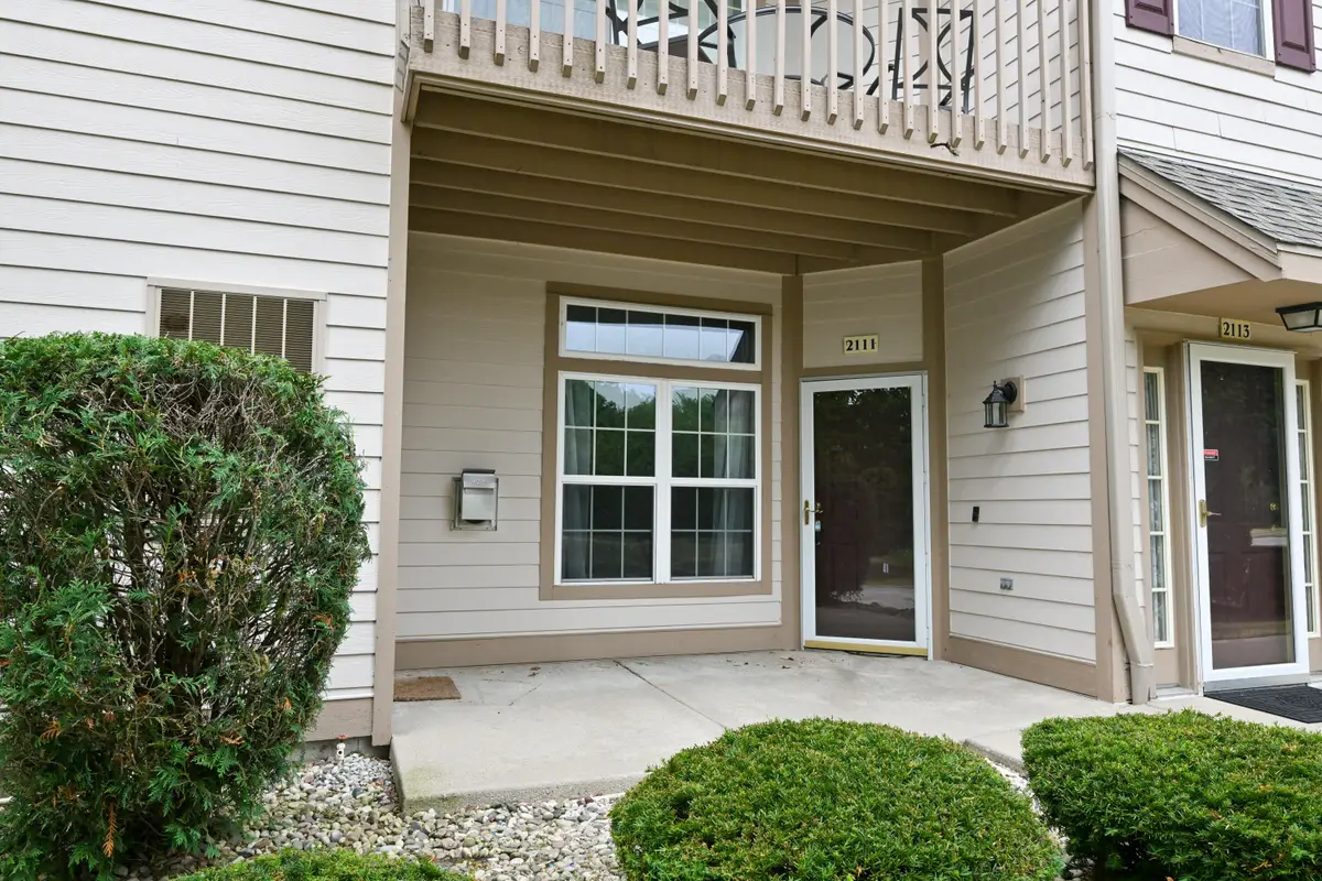 2111 W Vista Bella Dr, Oak Creek, WI 53154 - #1