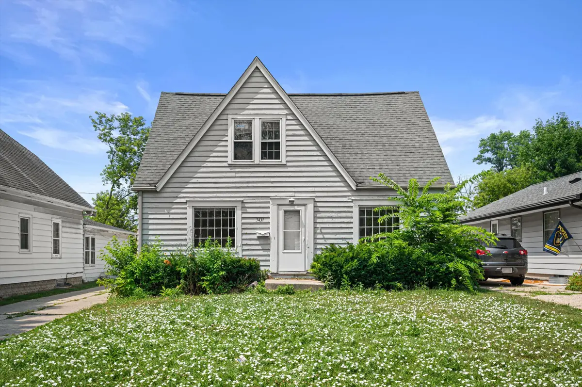 5437 N Bethmaur Ln, Glendale, WI 53209 - #1