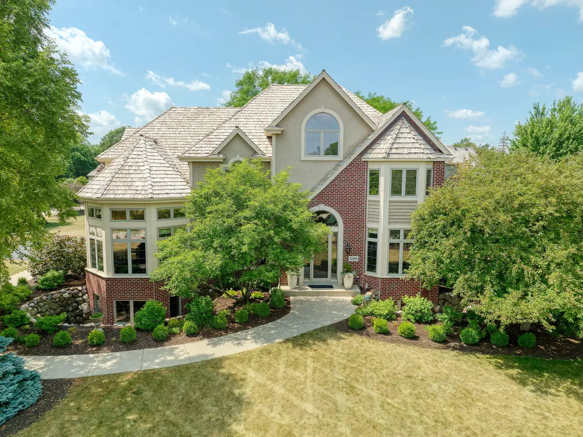21100 Chancery Ct, Brookfield, WI 53045 - #1