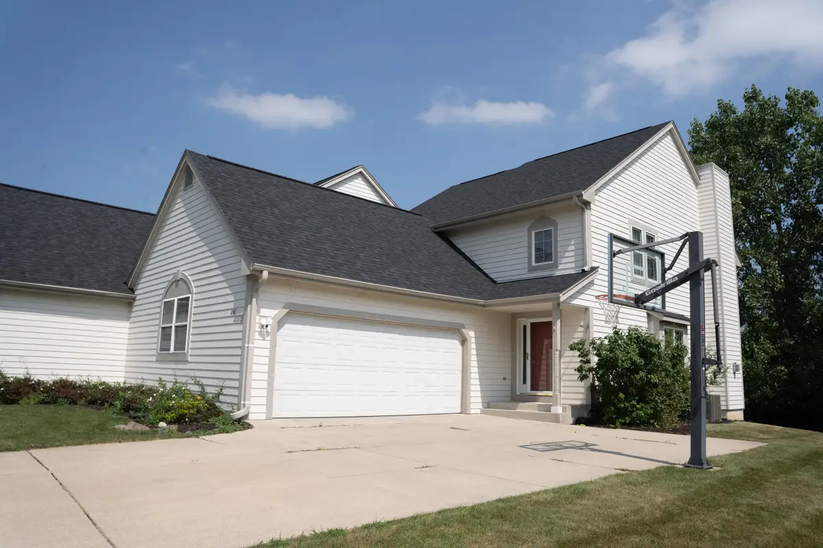 N48W16103 Lone Oak Ln, Menomonee Falls, WI 53051 - #1