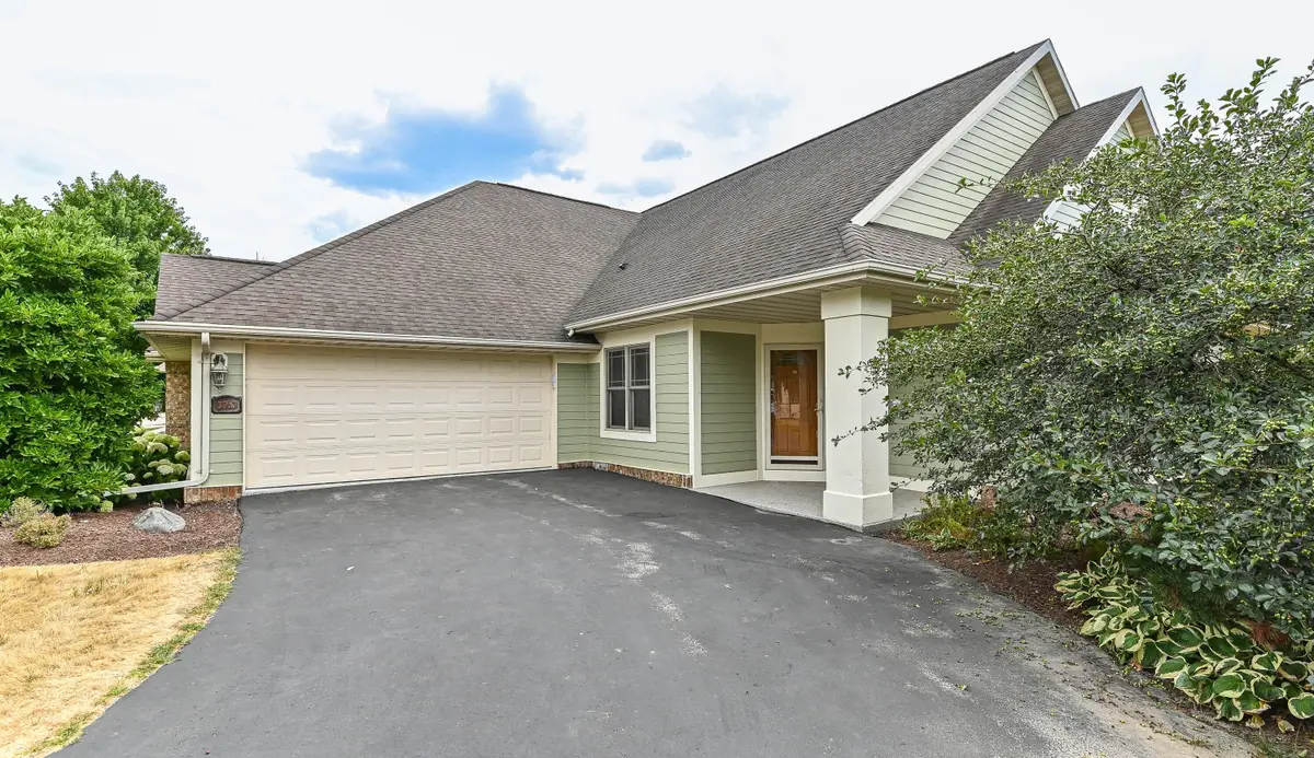 3363 W Villa Dr, Franklin, WI 53132 - #1