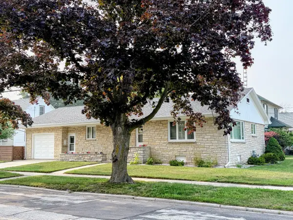 1504 Philippen St, Manitowoc, WI 54220