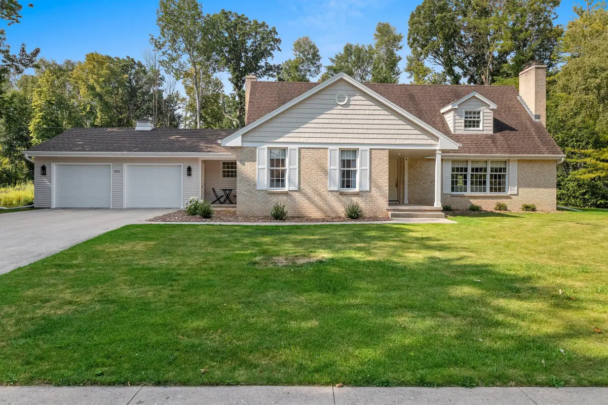 3511 Wildwood Dr, Manitowoc, WI 54220 - #1