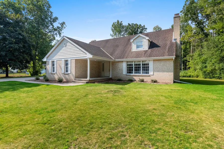 3511 Wildwood Dr, Manitowoc, WI 54220 - #2