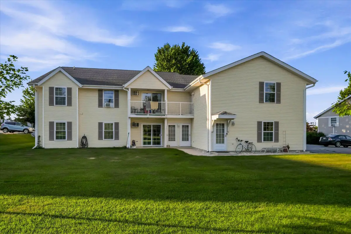 364 Minz Park Cir, West Bend, WI 53095 - #1