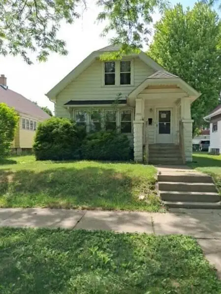 5553 N 32nd St, Milwaukee, WI 53209 - #1