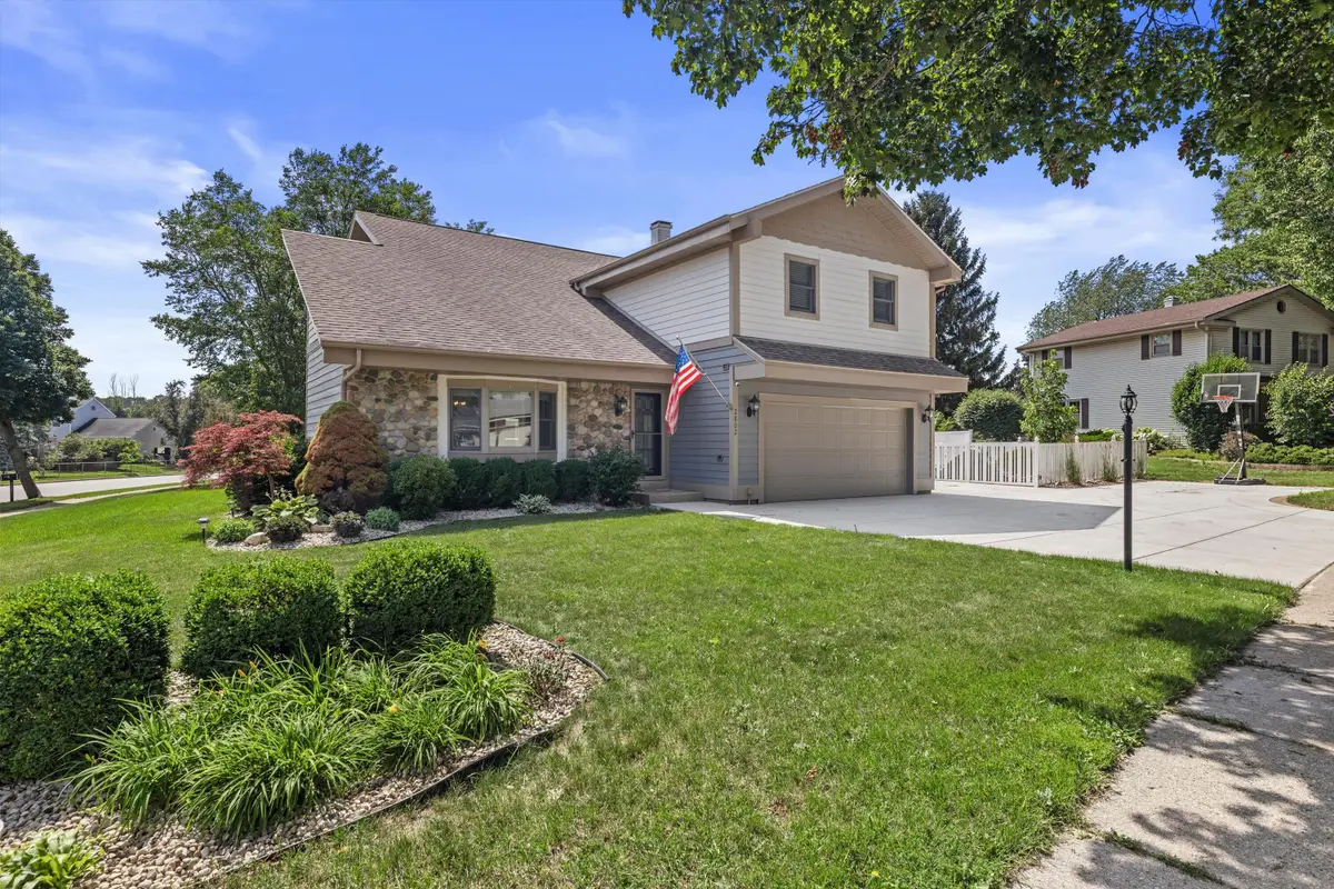 2802 Coventry Ln, Waukesha, WI 53188 - #1
