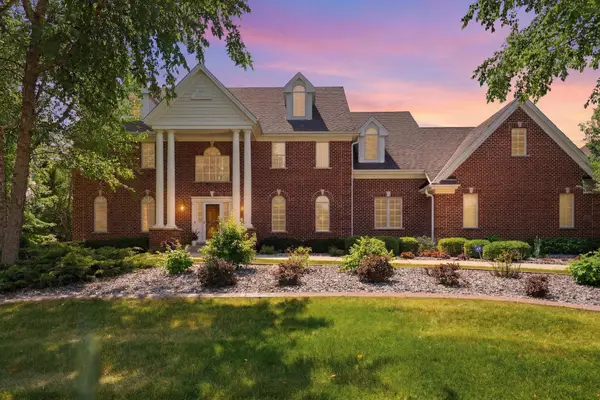 2125 Carriage Hills Dr, Delafield, WI 53018