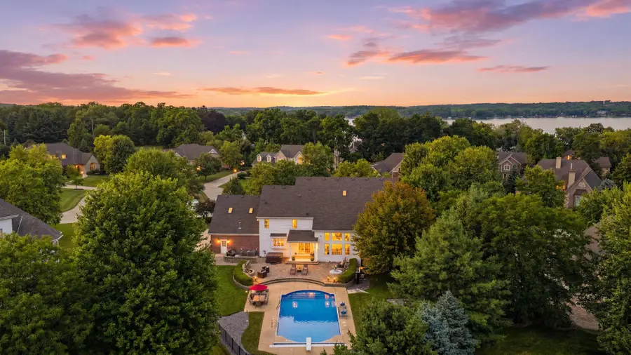 2125 Carriage Hills Dr, Delafield, WI 53018 - #2