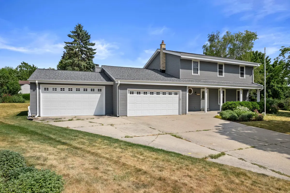 372 Briar Ct, Pewaukee, WI 53072 - #1