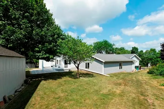 401 Oak Ridge Ct, Fort Atkinson, WI 53538 - #3
