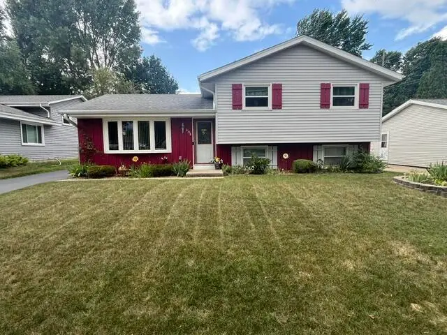 2108 Hemlock St, West Bend, WI 53090 - #1