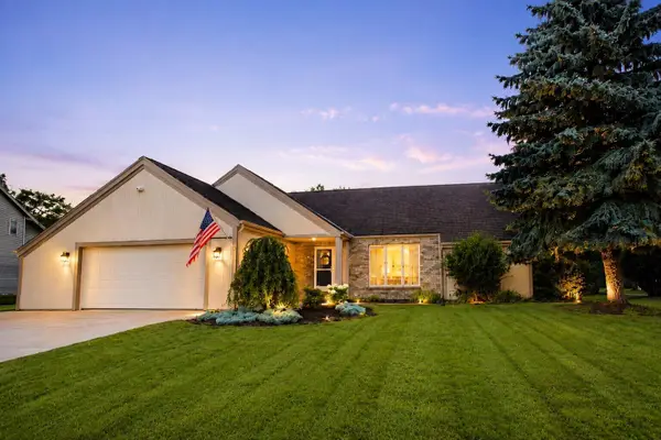 W226N2555 Oakwood Ln, Pewaukee, WI 53186