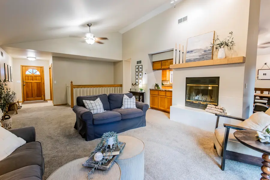 W226N2555 Oakwood Ln, Pewaukee, WI 53186 - #3