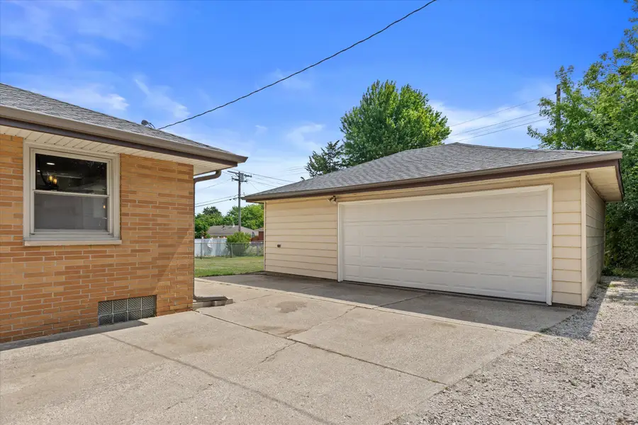 W151N8272 Thomas Dr, Menomonee Falls, WI 53051 - #2